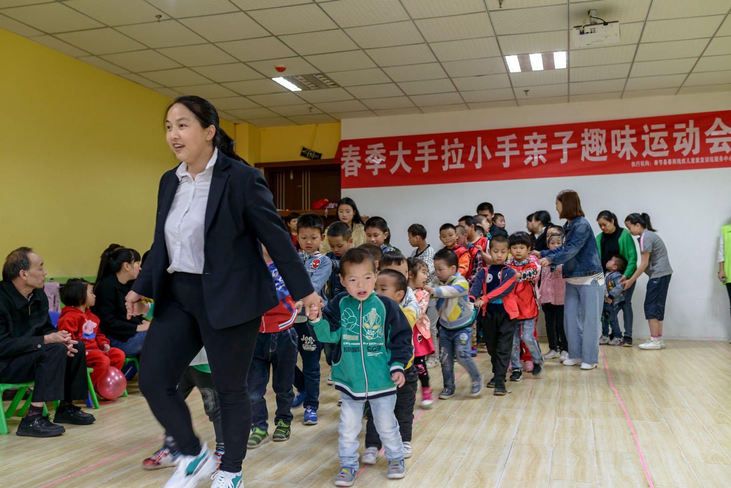 4.15三峡卫校：协助春雨康复中心开展亲子运动会2.jpg