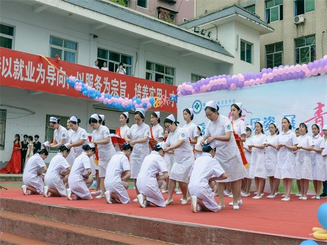 5.9三峡卫校：举办“秀天使风姿，展青年风采”“5·12”国际护士节庆祝活动2.jpg