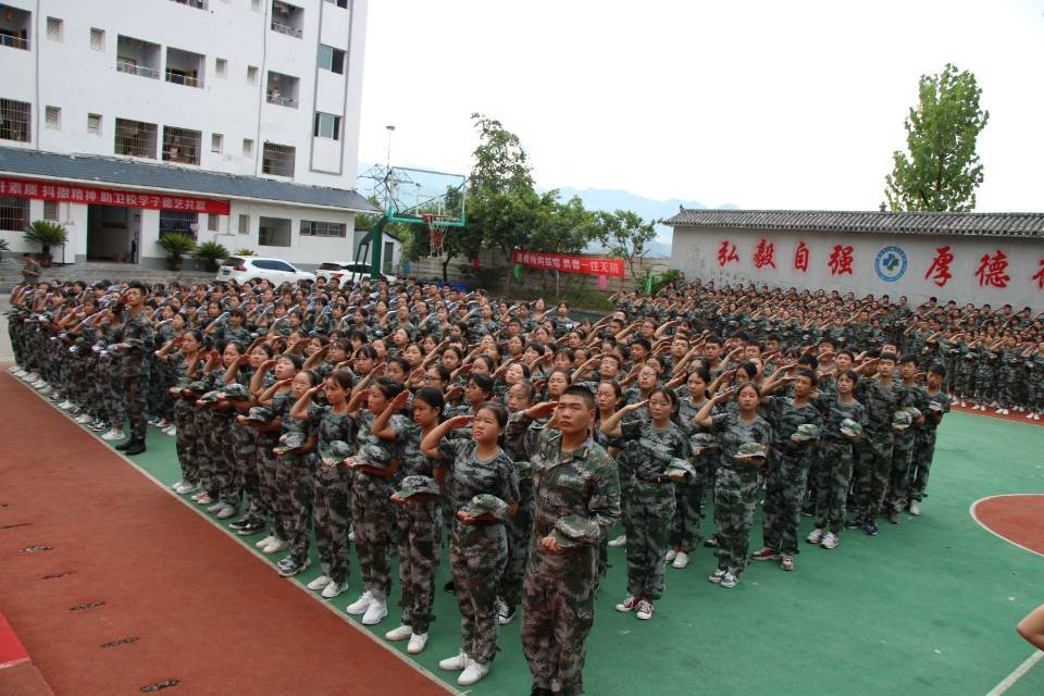 9.3三峡卫校：举行2018级新生军训闭营仪式3.jpg
